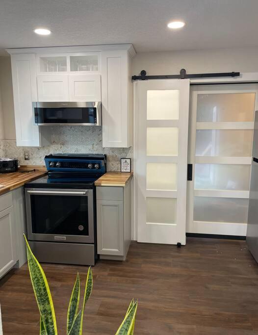 רוקלג' Shares Courtyard Luxury Apt - New! מראה חיצוני תמונה
