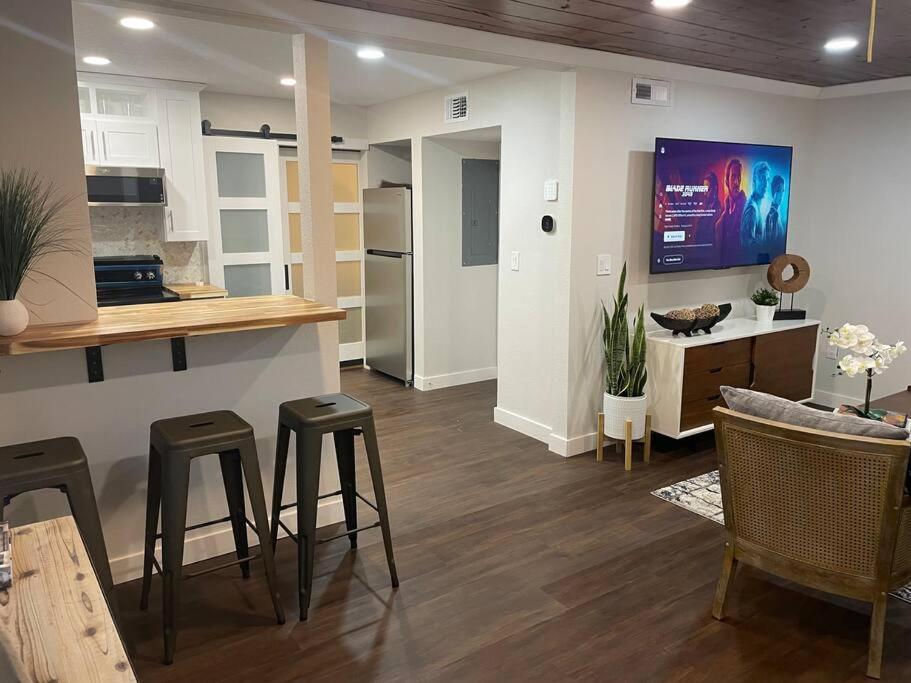 רוקלג' Shares Courtyard Luxury Apt - New! מראה חיצוני תמונה
