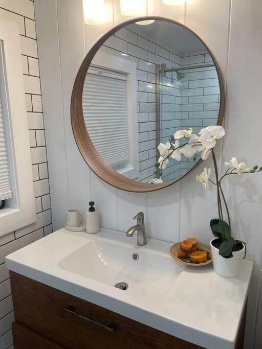 רוקלג' Shares Courtyard Luxury Apt - New! מראה חיצוני תמונה