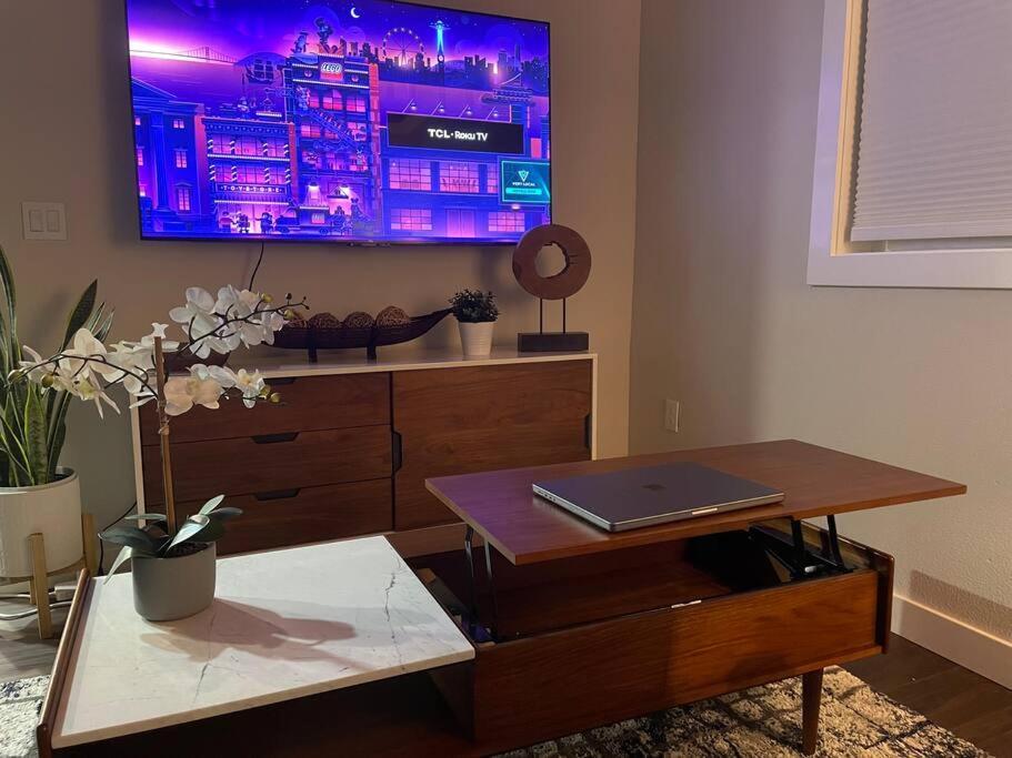 רוקלג' Shares Courtyard Luxury Apt - New! מראה חיצוני תמונה