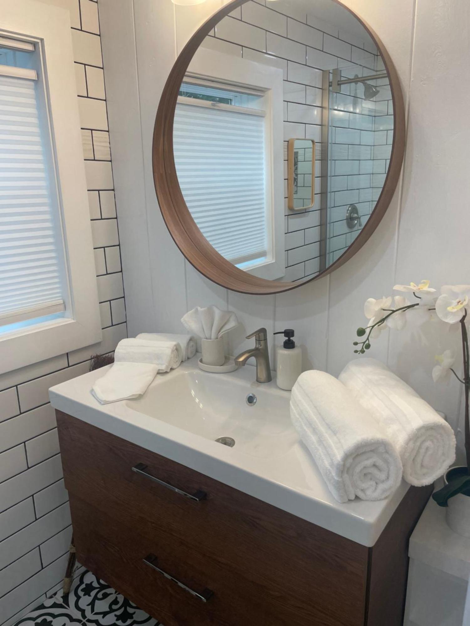 רוקלג' Shares Courtyard Luxury Apt - New! מראה חיצוני תמונה